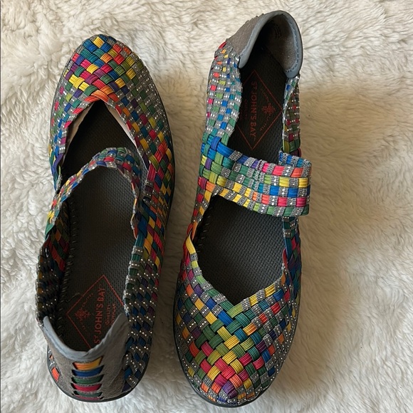 St. John's Bay Gray and Yellow Flats with Woven Design (NWOT) - Picture 5 of 8